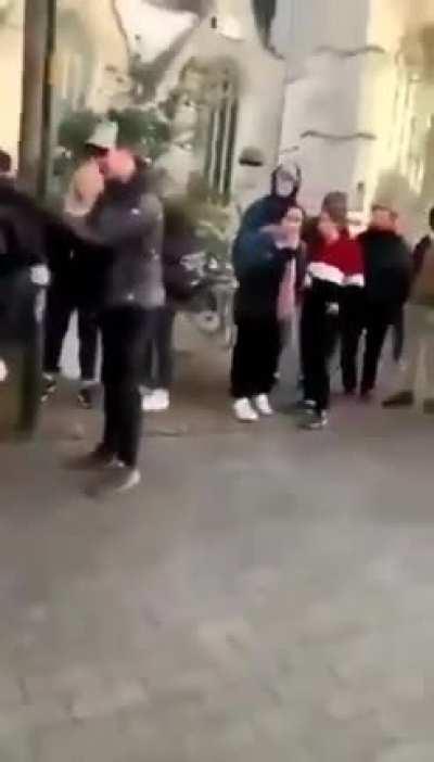 Find you a friend that has your back like this 🙌