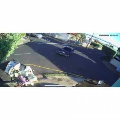 Carro de funerária é atingido em acidente, capota e caixão com corpo é despedaçado em SP