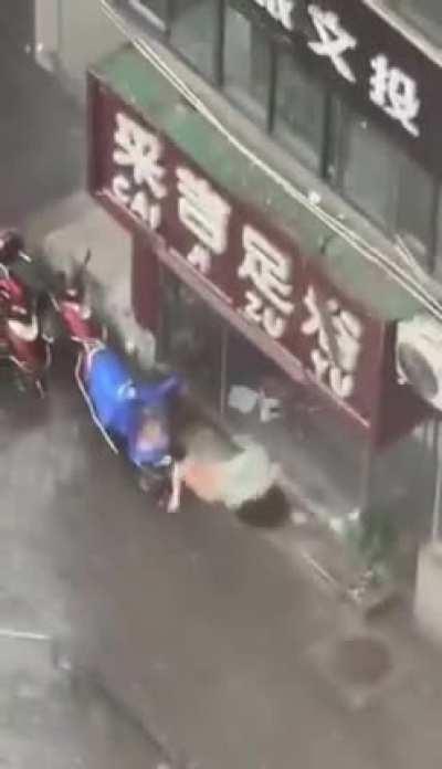 Still manages to pull the skirt down after falling from the building. No matter how it hurts, embarrassing is embarrassing.