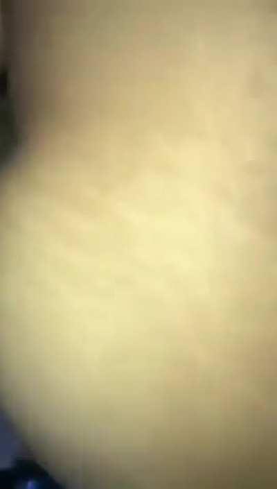 You can hear it clap when she twerks on her pussy 