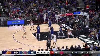 [Highlight] Devin Booker accelerates, makes the jam and lets out a roar