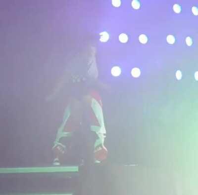 She's too sexy 🤤🍑