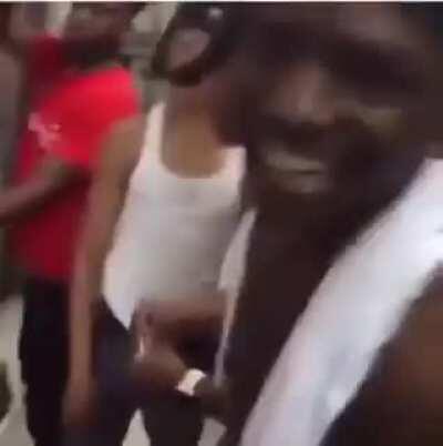 尼哥的巨大阴茎吓哭小黄人