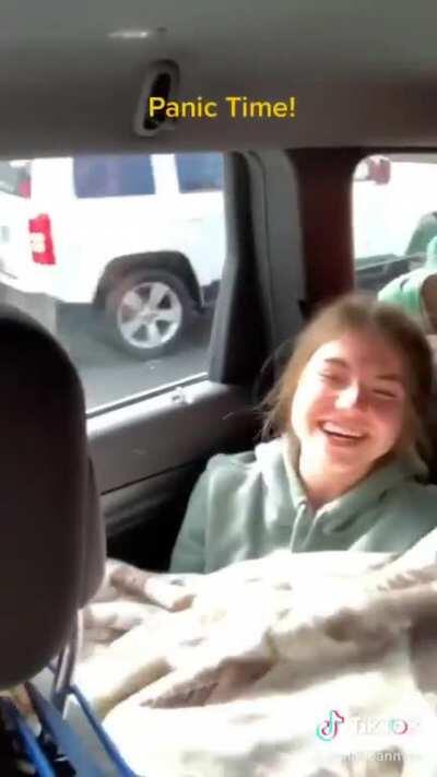 Dad murders the daughter in the back of the car