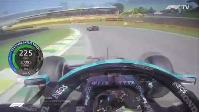 Verstappen revive seu 'eu' de três anos atrás, que abusava do regulamento.