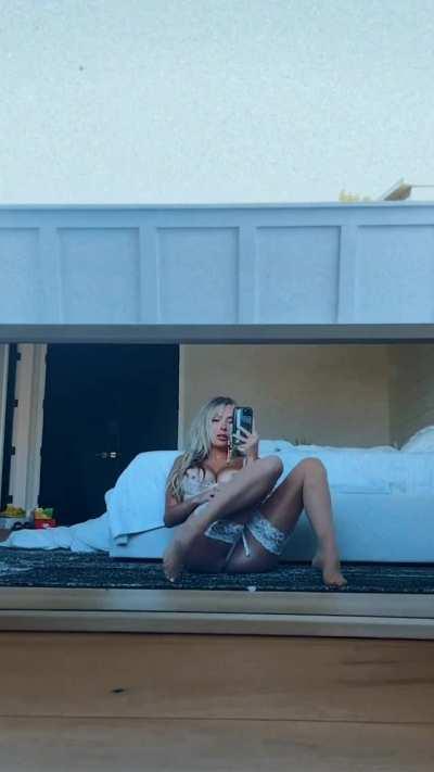 Corinna Kopf - Playing with the Kitty