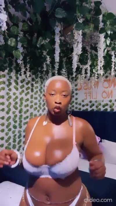 no caption but damnn 🥵🤍