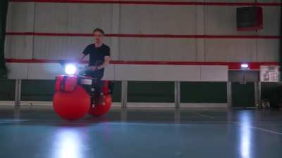 В Великобритании придумали всенаправленный байк на сферах. Изобретение от техноютубера Джеймса Брутона самобалансируется и дрифтует в любую сторону.