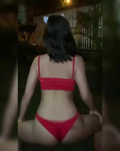 Esthefania 17 moviendo su rico culo