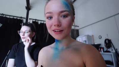 Julia Beautx halb nackt in irgendeinem Vlog beim Shooting für ihr Parfüm 