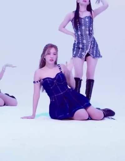 201104 - Mina showing no mercy (ft. Dahyun)