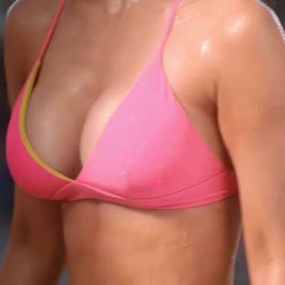 Mouni Roy sexiest look in 'Showtime'.🥵😍