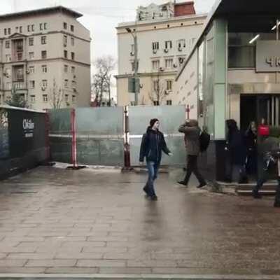 The NPCs are super bugged when using high graphics