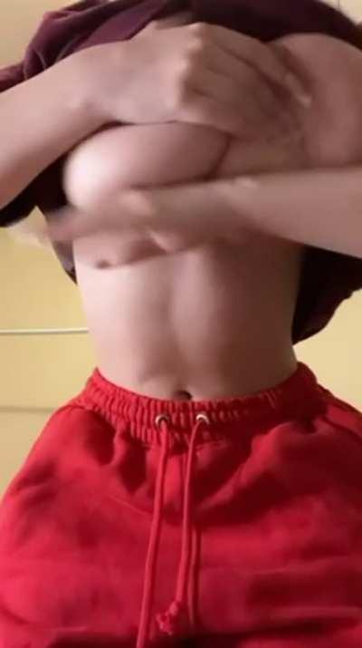 Big natural titties on my 5’1 frame