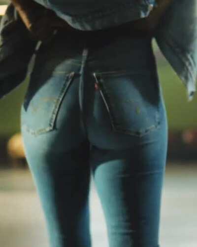 Deepika Padukone's Ass in Motion (Brightened )