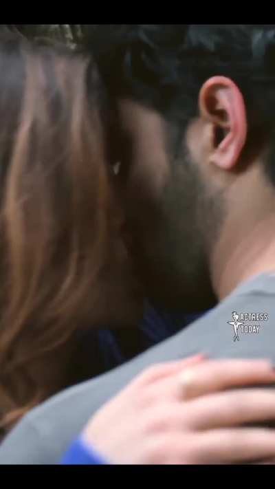 Kriti sanon lusty kissing scenes 🥵