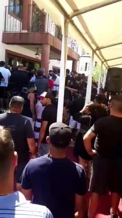 Mozi îndemnând rodditorii săș-i exprimeăh respectu-l cu calm și decență...