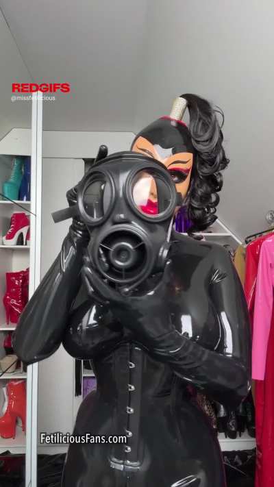 Happy gas mask Monday! 🖤😎