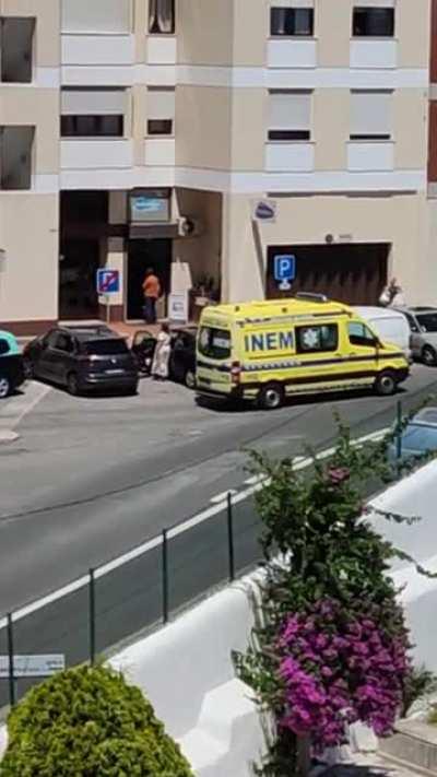 Despachem-se lá a salvar essa pessoa que eu estou com pressa.