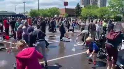 Voluntários limpando os estabelecimentos vandalizados em Minneapolis