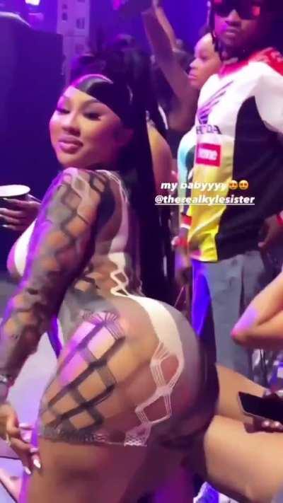 Ari (@therealkylesister)