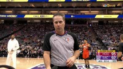 [Highlight] De'Aaron Fox gets a Flagrant Foul Penalty 2 and has been ejected from the game