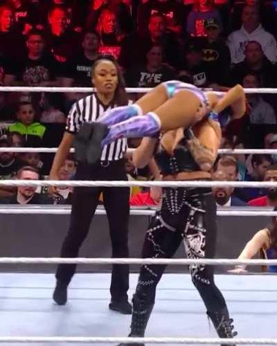 Queen Zelina (4 MIC)