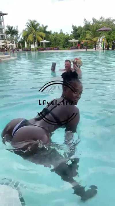 Pool Bubble 💦 (@l0yal_trini)