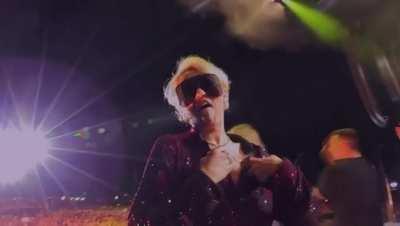 Miley Cyrus shows her tits at a show