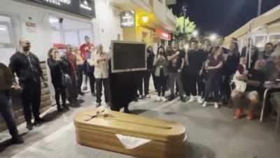 En Murcia, un hombre le ha pedido matrimonio a su chica saliendo de un ataúd vestido de Darth Vader