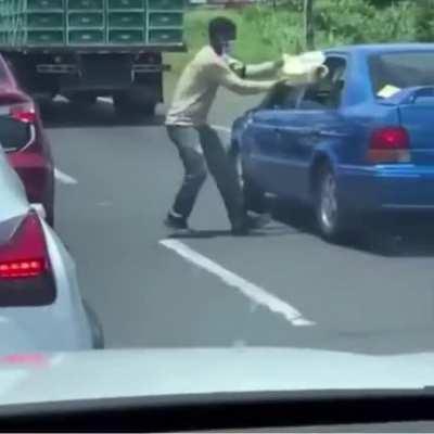 Как давно он едет за этим грузовиком?