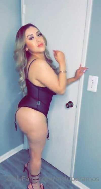 No nudes just plain videos , for a fake body it should still be shown to her onlyfans subscribers