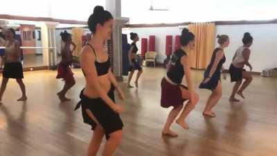 Танцевальная школа на Таити