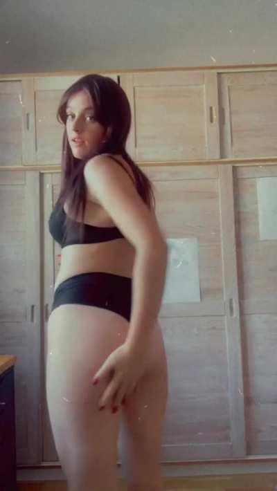 If at least one guy wants to see me strip more often, I'll celebrate and fuck myself🍒💗