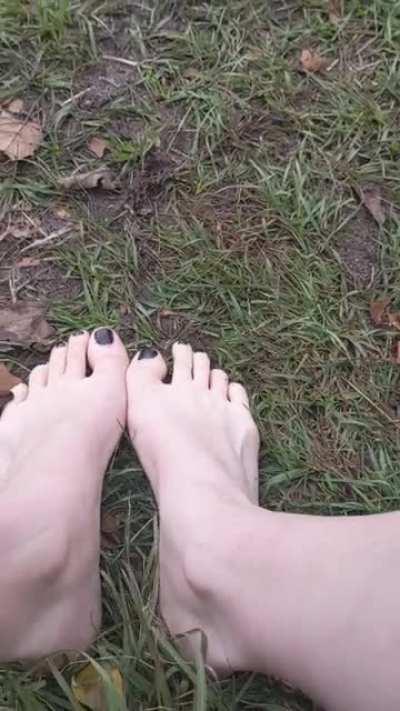 Wiggly toes outside.. 🥶🥶 DMs open 🥰