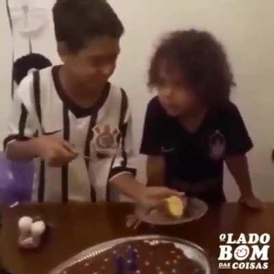 Não é só desgraça que está fazendo sucesso nos subs gringos