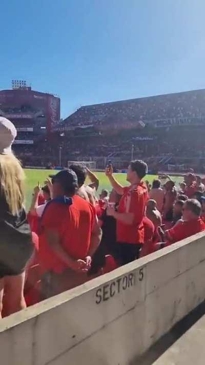 Se volvio a cantar el himno en la cancha del Rojo