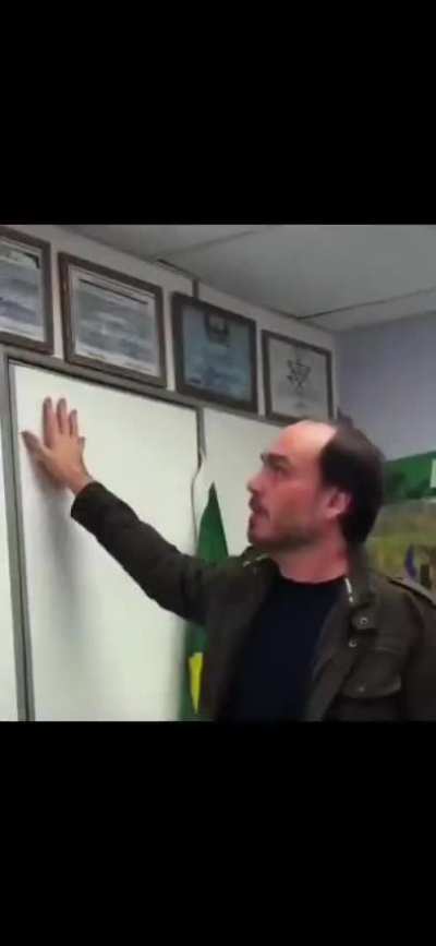 O currículo de cursos de Carluxo