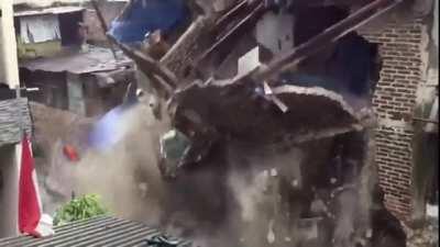 Surging river causes houses to collapse (Indonesia Dec. 23. 2020)