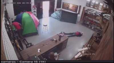 2 robbers get fucked trying to rob gun store