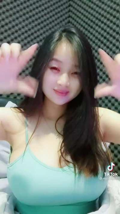 Nice cleavage (@mjeyinca17)