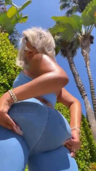 Who wanna group jerk to Meg? Msg me to join discord