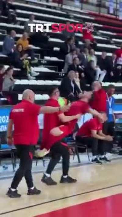 Down Sendromlular Milli Futsal Takımımızın “Erling Haaland’ı” Resul, en içten, en coşkulu gol sevincini yaşıyor.