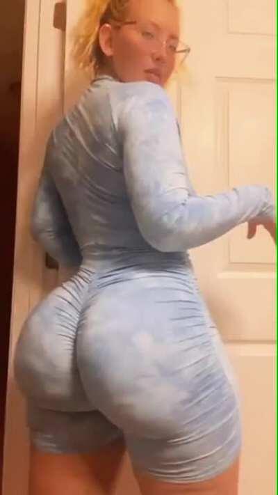 Woesenpai don’t look that thicc, but when she turn around...👀