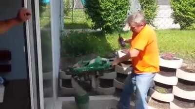 Beber cerveza usando apisonadora