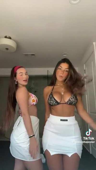 Left or right? (@gabizinhajenner)