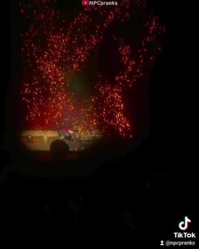 Blowing up the host of the Saint Denis theater during the show