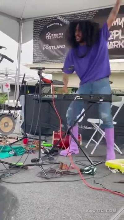 Portland in a nutshell. Smh. You're a fucking embarrassment. 🫣😔