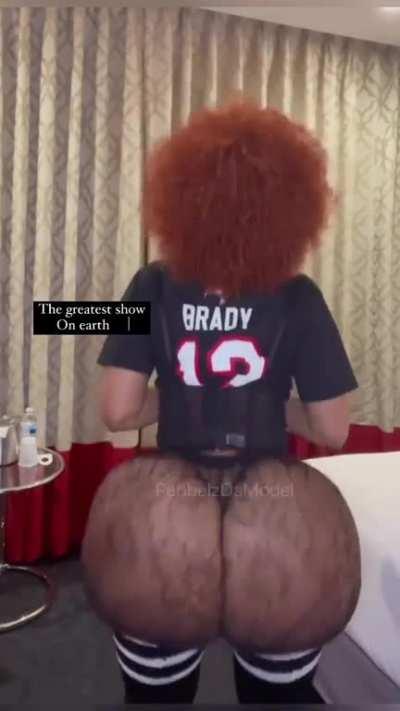 Aunty making her booty clap