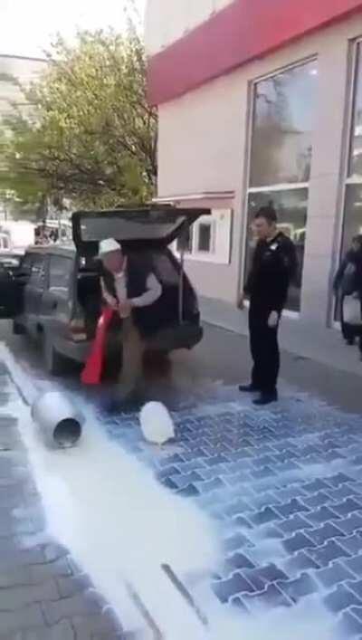 Yerli çiftçiden 1850 liraya alınan buğdayı, Meksika'dan 2 bin 350 liraya alıyorlar Yerli Çiftçinin hayvanlarına haciz koyup Venezuela'dan peynir ithal ediyorlar Yerli tohuma yasak koyup, İsrail tohumuna mecbur ediyorlar Ama sorsan onlar yerli ve Milli ger